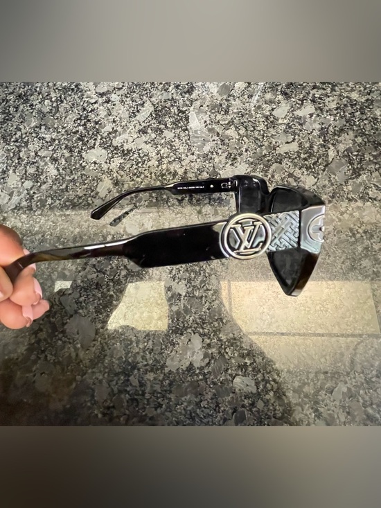 Louis Vuitton Black Cat-Eye Sunglasses with Dark Lenses main image 4